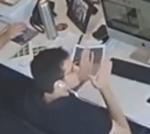 Homem batendo palma